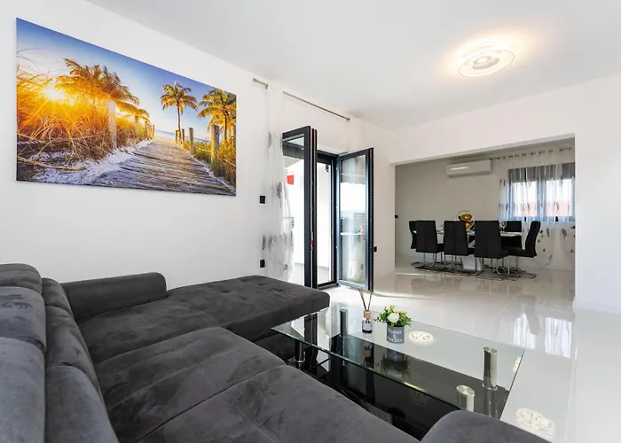 Vakantiehuis Stunning In With Wifi *